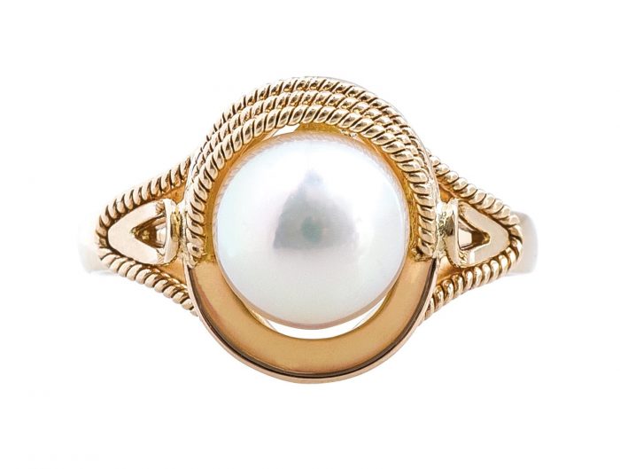 Yellow gold ring centered with a white pearl.