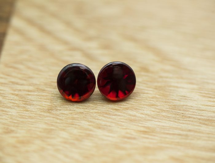 Loose round cut garnets.