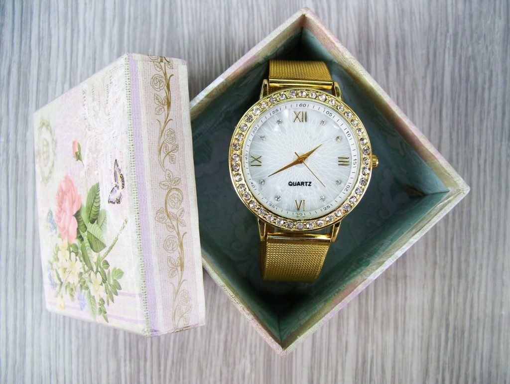 Pre-owned women’s watch in yellow gold with a diamond bezel, diamond & roman numeral markers, mother-of-pearl dial, and quartz movement.