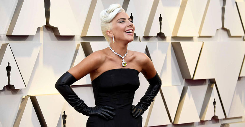 Lady Gaga wearing the Tiffany Yellow Diamond necklace on the red carpet.