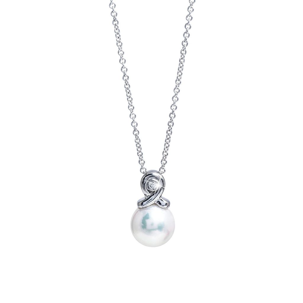 White gold pendant set with a white pearl.