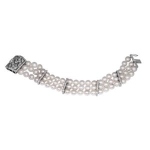 3-row pearl bracelet with diamond bar accents and diamonds in the clasp