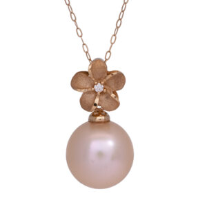 yellow gold pendant set with a freshwater pearl & plumeria with a round diamondn the center